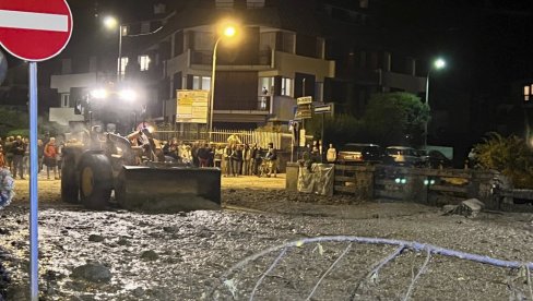 CUNAMI BLATA PREPLAVIO ITALIJANSKI GRAD: Ogroman talas vode i kamenja nosio sve pred sobom (FOTO, VIDEO) CUNAMI BLATA PREPLAVIO ITALIJANSKI GRAD: Ogroman talas vode i kamenja nosio sve pred sobom (FOTO, VIDEO)