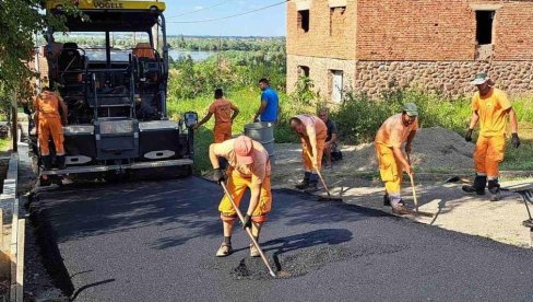 ЗАВРШЕНИ РАДОВИ НА АСФАЛТИРАЊУ УЛИЦА У ЧЕРЕВИЋУ И РАКОВЦУ: Улагања Општине Беочин