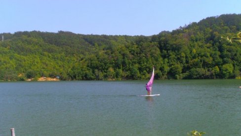 MEŠTANI OVOG SELA ŽIVE PORED ČUVENOG JEZERA, ALI LETI OSTAJU BEZ VODE: Dovoze im cisterne na brdo (FOTO)