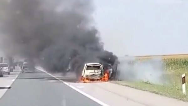 БУКТИЊА НА АУТО-ПУТУ КА НОВОМ САДУ: Две жене стоје и гледају како им ватра гута возило (ВИДЕО) БУКТИЊА НА АУТО-ПУТУ КА НОВОМ САДУ: Две жене стоје и гледају како им ватра гута возило (ВИДЕО)