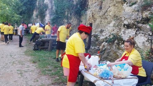 „GULAŠIJADA“ U ZABREGI: Družili se radnici Pošte iz nekoliko opština (FOTO)