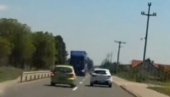 TRAGEDIJA IZBEGNUTA U POSLEDNJOJ SEKUNDI: Zastrašujući snimak iz Vrnjačke Banje (VIDEO) TRAGEDIJA IZBEGNUTA U POSLEDNJOJ SEKUNDI: Zastrašujući snimak iz Vrnjačke Banje (VIDEO)