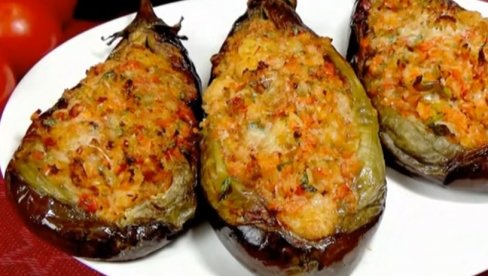 PUNJENI PATLIDŽAN: Savršen spoj povrća i mesa daće celom jelu neodoljivu aromu PUNJENI PATLIDŽAN: Savršen spoj povrća i mesa daće celom jelu neodoljivu aromu
