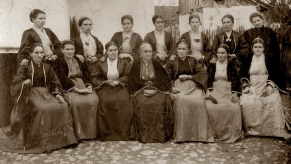 ЛИБАДЕ ЧУВАЛЕ, МОДУ ПРАТИЛЕ: Трстеничанке баштине одежде прабака и чукунбака ношене од средине 19. до почетка 20. века ЛИБАДЕ ЧУВАЛЕ, МОДУ ПРАТИЛЕ: Трстеничанке баштине одежде прабака и чукунбака ношене од средине 19. до почетка 20. века