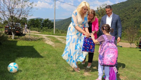 ДЕВОЈЧИЦА ИЗ КАДЕ ДОБРО, СПРЕМА СЕ ЗА ШКОЛУ: На тестовима има изузетне резултате - министарка Кисић посетила дете у хранитељској породици ДЕВОЈЧИЦА ИЗ КАДЕ ДОБРО, СПРЕМА СЕ ЗА ШКОЛУ: На тестовима има изузетне резултате - министарка Кисић посетила дете у хранитељској породици