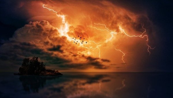 СПРЕМА СЕ ГРМЉАВИНСКА БОМБА: На Јадрану хаос, већ удара 5000 муња -  Хрватска се спрема за озбиљан удар