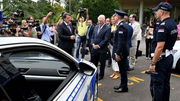 ОД 1. СЕПТЕМБРА КАМЕРЕ НА УНИФОРМИ САОБРАЋАЈАЦА: Гашић и амбасадор Хил о модернизацији полиције ОД 1. СЕПТЕМБРА КАМЕРЕ НА УНИФОРМИ САОБРАЋАЈАЦА: Гашић и амбасадор Хил о модернизацији полиције