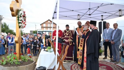 СУРЧИН ДОБИЈА ТРЕЋИ ХРАМ: Епископ Василије освештао је крст и земљиште за изградњу цркве посвећен рођењу Пресвете Богородице