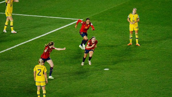 ФУРИЈЕ СЕ БОРЕ ЗА ПЕХАР: Фудбалеркама Шпаније припао драматичан финиш полуфинала Мундијала против Шведске (ВИДЕО) ФУРИЈЕ СЕ БОРЕ ЗА ПЕХАР: Фудбалеркама Шпаније припао драматичан финиш полуфинала Мундијала против Шведске (ВИДЕО)