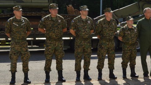 VOJNIK SRPSKE NACIONALNOSTI NAPADNUT NOŽEM U BiH: Upao u spavaonicu i stavio mu sečivo na vrat, pretio klanjem VOJNIK SRPSKE NACIONALNOSTI NAPADNUT NOŽEM U BiH: Upao u spavaonicu i stavio mu sečivo na vrat, pretio klanjem