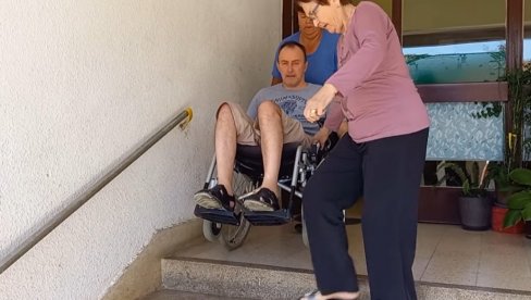 NENAD IZ ŽUPE NE MOŽE SAM DO SVOG DOMA: Živi u zgradi bez lifta (FOTO) NENAD IZ ŽUPE NE MOŽE SAM DO SVOG DOMA: Živi u zgradi bez lifta (FOTO)