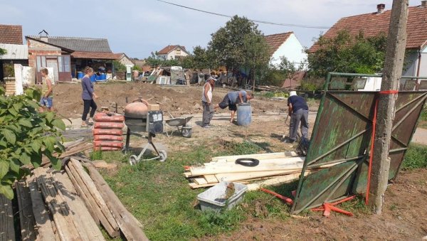 НОВОСТИ САЗНАЈУ: Почели радови на обнови куће породице Захорец у Челареву која има четворо деце, а која им је уништена након олује (ФОТО) НОВОСТИ САЗНАЈУ: Почели радови на обнови куће породице Захорец у Челареву која има четворо деце, а која им је уништена након олује (ФОТО)
