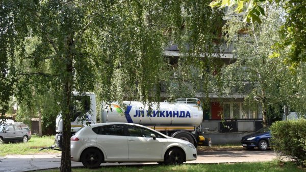 ЖАЛБЕ СТАНАРА ИСТЕРАЛЕ ЦИСТЕРНУ: Због реконструкције водоводне мреже у Кикинди свакодневна искључења воде ЖАЛБЕ СТАНАРА ИСТЕРАЛЕ ЦИСТЕРНУ: Због реконструкције водоводне мреже у Кикинди свакодневна искључења воде