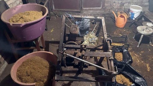 PRONAŠLI IM 300 KILOGRAMA DROGE - OD MARIHUANE, DUVANA DO AMFETAMINA: Uspešna akcija MUP-a u Kovinu (FOTO) PRONAŠLI IM 300 KILOGRAMA DROGE - OD MARIHUANE, DUVANA DO AMFETAMINA: Uspešna akcija MUP-a u Kovinu (FOTO)