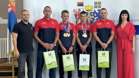 ВИШЕСТРУКИ ПРВАЦИ СРБИЈЕ: Пријем за лесковачке триатлонце у Скупштини града ВИШЕСТРУКИ ПРВАЦИ СРБИЈЕ: Пријем за лесковачке триатлонце у Скупштини града