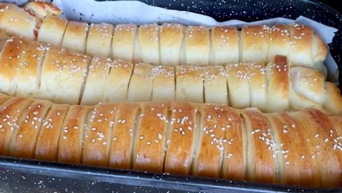 SLANA RECKAVA ŠTRUDLA: Doručak, užina i večera - sve u jednom! Vazdušasto testo punjeno sirom i slaninom SLANA RECKAVA ŠTRUDLA: Doručak, užina i večera - sve u jednom! Vazdušasto testo punjeno sirom i slaninom