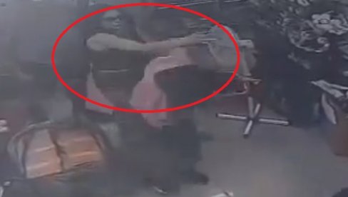 NEĆEŠ ŽIVA STIĆI KUĆI! Devojka (17) napadnuta u centru Obrenovca - žena je tukla, pretila joj i psovala joj mrtvo dete (VIDEO) NEĆEŠ ŽIVA STIĆI KUĆI! Devojka (17) napadnuta u centru Obrenovca - žena je tukla, pretila joj i psovala joj mrtvo dete (VIDEO)