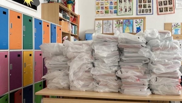 КОМПЛЕТЕ УЗИМАЈУ РОДИТЕЉИ, УЗ ПОТПИС: Бесплатни уџбеници почели да стижу у школе КОМПЛЕТЕ УЗИМАЈУ РОДИТЕЉИ, УЗ ПОТПИС: Бесплатни уџбеници почели да стижу у школе