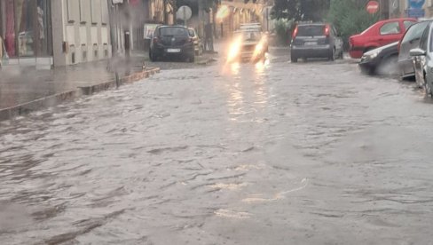 POTOP NA ULICAMA ZRENJANINA: Nevreme napravilo velike probleme u centru grada (FOTO/VIDEO) POTOP NA ULICAMA ZRENJANINA: Nevreme napravilo velike probleme u centru grada (FOTO/VIDEO)