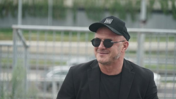 СВЕ СЕ ДЕШАВА У КАФАНИ: Сале Тропико никад искренији о свему и радује се концерту на Роштиљијади (ФОТО/ВИДЕО) СВЕ СЕ ДЕШАВА У КАФАНИ: Сале Тропико никад искренији о свему и радује се концерту на Роштиљијади (ФОТО/ВИДЕО)
