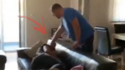 DIŽ SE MILI, TI NE ŽIVIŠ OĐE, UPAO SI U STAN: Hit snimak iz Budve - mladić promašio stan i ušao u porodični apartman (VIDEO)