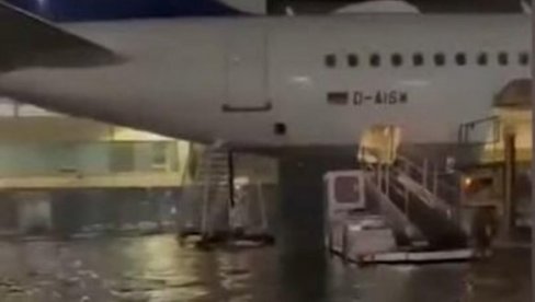 DRAMATIČNI VIDEO S FRANKFURTSKOG AERODROMA: Na ulici gejzir, na pisti jezero, u zgradi bujica (FOTO/VIDEO) DRAMATIČNI VIDEO S FRANKFURTSKOG AERODROMA: Na ulici gejzir, na pisti jezero, u zgradi bujica (FOTO/VIDEO)