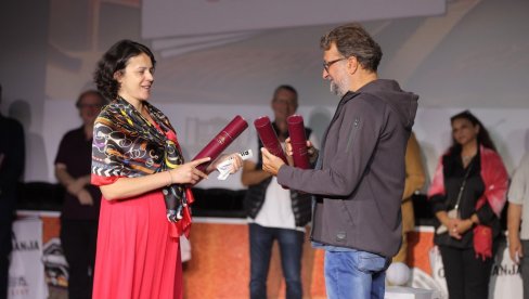 URUČENE NAGRADE POBEDNICIMA: U Vrnjačkoj banji spuštena zavesa na 47. Festival filmskog scenarija URUČENE NAGRADE POBEDNICIMA: U Vrnjačkoj banji spuštena zavesa na 47. Festival filmskog scenarija