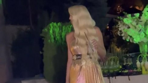 ŽURKA: Jelena Karleuša slavi rođendan u svojoj vili, sve vrvi od luksuza (FOTO) ŽURKA: Jelena Karleuša slavi rođendan u svojoj vili, sve vrvi od luksuza (FOTO)