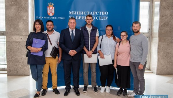 КУПЉЕНЕ ЈОШ ЧЕТИРИ СЕОСКЕ КУЋЕ: Обезбеђени домови за младе парове у околини Зрењанина (ФОТО) КУПЉЕНЕ ЈОШ ЧЕТИРИ СЕОСКЕ КУЋЕ: Обезбеђени домови за младе парове у околини Зрењанина (ФОТО)