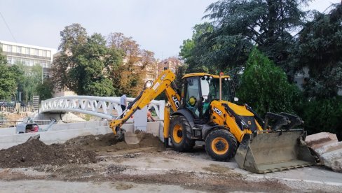 MOSTIĆ U PARAĆINU DOBIJA PRILAZE: U toku su radovi kod hotela „Petrus“ (FOTO) MOSTIĆ U PARAĆINU DOBIJA PRILAZE: U toku su radovi kod hotela „Petrus“ (FOTO)