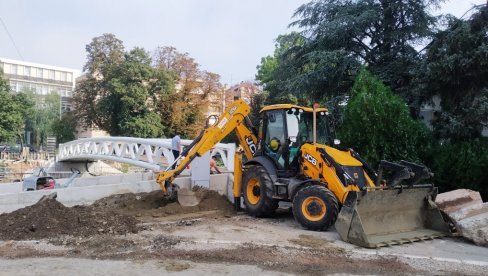 МОСТИЋ У ПАРАЋИНУ ДОБИЈА ПРИЛАЗЕ: У току су радови код хотела „Петрус“  (ФОТО)