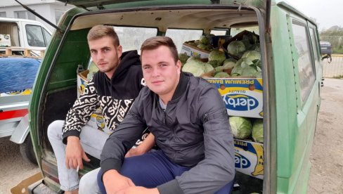 JEDINO ĆE FALITI KRASTAVCA: Novosti sa povrtarima u Leskovcu - zadovoljni potražnjom, prodajom i cenom povrća (FOTO) JEDINO ĆE FALITI KRASTAVCA: Novosti sa povrtarima u Leskovcu - zadovoljni potražnjom, prodajom i cenom povrća (FOTO)