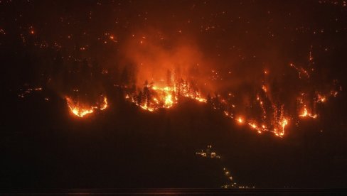 VATRA GUTA SVE PRED SOBOM: Hiljade ljudi beži pred požarima u Kanadi (VIDEO)