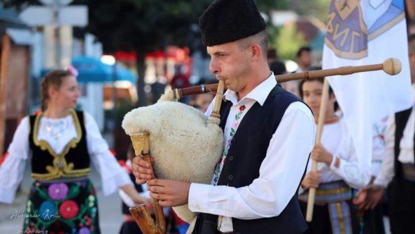 КАД КРЕНЕ МАГИЈА ИЗ МЕШИНЕ: Браћа Јован и Александар Јовановић од прадеде научили да свирају гајде