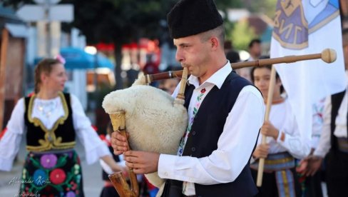 KAD KRENE MAGIJA IZ MEŠINE: Braća Jovan i Aleksandar Jovanović od pradede naučili da sviraju gajde