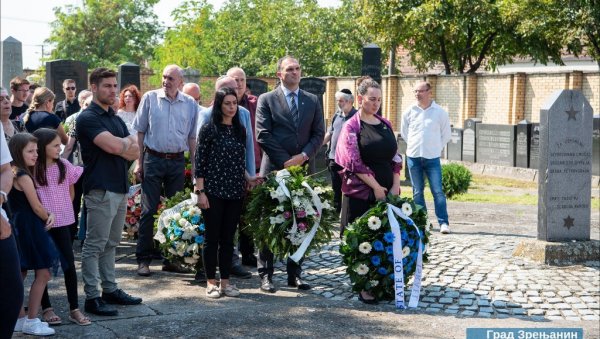 ГОДИШЊИЦА ДЕПОРТАЦИЈЕ ЈЕВРЕЈА: Зрењанин не заборавља страдале у Другом светском рату (ФОТО) ГОДИШЊИЦА ДЕПОРТАЦИЈЕ ЈЕВРЕЈА: Зрењанин не заборавља страдале у Другом светском рату (ФОТО)