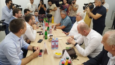 MILOJKO NA DVA KOLOSEKA PES bi mogao da potpiše dva sporazuma o koalicionoj saradnji MILOJKO NA DVA KOLOSEKA PES bi mogao da potpiše dva sporazuma o koalicionoj saradnji