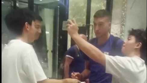 ОРЛОВИ СТИГЛИ У КИНУ: Навијачи опколили капитена Србије (ВИДЕО) ОРЛОВИ СТИГЛИ У КИНУ: Навијачи опколили капитена Србије (ВИДЕО)