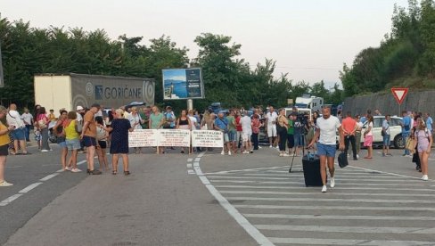 PODRŠKA FRANCUZA U BLOKADI GRANICE KA HRVATSKOJ: Radnici Instituta Igalo na prelazu Debeli brijeg (FOTO)