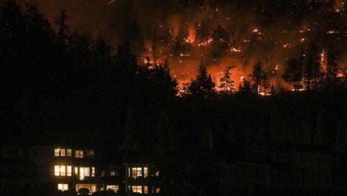 NAGLO SE PROŠIRIO POŽAR U KANADI: Proglašena vanredna situacija, evakuacija čekaju na hiljade ljudi (FOTO/VIDEO)