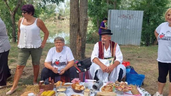 БАНАТСКИ ФРУШТУК КРАЈ БЕГЕЈА: Како се слави Преображење код Зрењанина (ФОТО) БАНАТСКИ ФРУШТУК КРАЈ БЕГЕЈА: Како се слави Преображење код Зрењанина (ФОТО)
