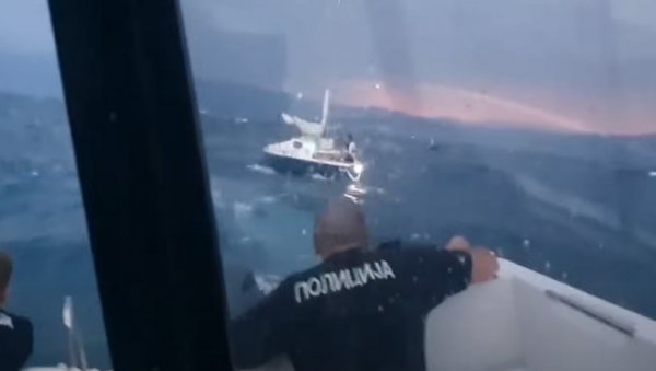 СТРАШАН СНИМАК ДРАМЕ НА ОХРИДУ: Током олује изгубио контролу на чамцем, полиција морала да спасава људе (ВИДЕО) СТРАШАН СНИМАК ДРАМЕ НА ОХРИДУ: Током олује изгубио контролу на чамцем, полиција морала да спасава људе (ВИДЕО)