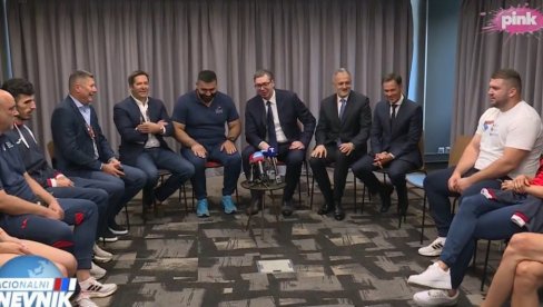 VUČIĆ SE SASTAO SA SRPSKIM ATLETIČARIMA: Svaka vam čast kako branite boje Srbije VUČIĆ SE SASTAO SA SRPSKIM ATLETIČARIMA: Svaka vam čast kako branite boje Srbije