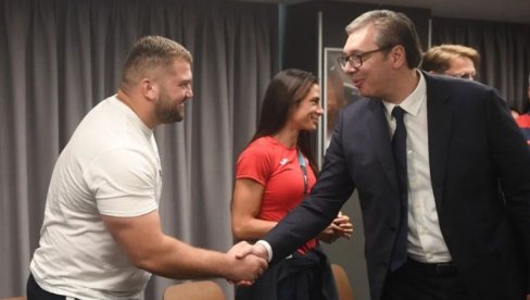 NE PREDAJTE SE, SRBIJA JE SVIM SRCEM UZ VAS: Jaka Vučićeva poruka srpskim atletičarima (FOTO) NE PREDAJTE SE, SRBIJA JE SVIM SRCEM UZ VAS: Jaka Vučićeva poruka srpskim atletičarima (FOTO)