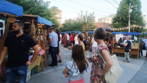 ЛЕТЊА МАНИФЕСТАЦИЈА У ПАРАЋИНУ: Код доњег парка 8. „Винска променада“ ЛЕТЊА МАНИФЕСТАЦИЈА У ПАРАЋИНУ: Код доњег парка 8. „Винска променада“