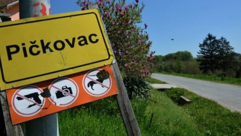 UŽIVAMO KAD NASMEJEMO LJUDE, PREPOZNAJE NAS CEO SVET: Novosti u živopisnom naselju Srema, čije ime meštani neće da promene ni za živu glavu UŽIVAMO KAD NASMEJEMO LJUDE, PREPOZNAJE NAS CEO SVET: Novosti u živopisnom naselju Srema, čije ime meštani neće da promene ni za živu glavu