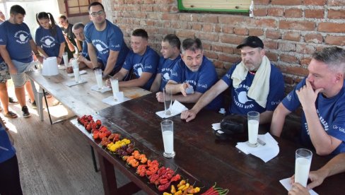 SUPER LJUTI IZAZOV: Dalibor iz Brzog Broda pojeo papričicu od 1,2 miliona skovila (FOTO) SUPER LJUTI IZAZOV: Dalibor iz Brzog Broda pojeo papričicu od 1,2 miliona skovila (FOTO)