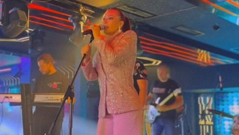 KRALJEVSKI DOČEK: Ceca Ražnatović u Bugarskoj podigla publiku na noge (FOTO/VIDEO) KRALJEVSKI DOČEK: Ceca Ražnatović u Bugarskoj podigla publiku na noge (FOTO/VIDEO)