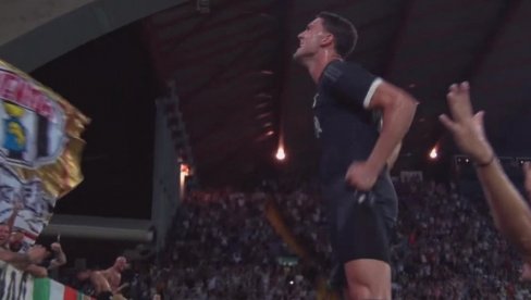 SRPSKI ODGOVOR NA GLASINE! Ovo je Dušan Vlahović uradio na startu nove sezone Serije A (VIDEO) SRPSKI ODGOVOR NA GLASINE! Ovo je Dušan Vlahović uradio na startu nove sezone Serije A (VIDEO)