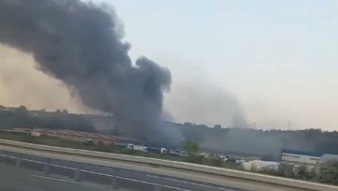 POŽAR PORED OBILAZNICE KOD OSTRUŽNICE: Vije se gust crn dim (VIDEO) POŽAR PORED OBILAZNICE KOD OSTRUŽNICE: Vije se gust crn dim (VIDEO)